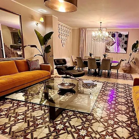 Penthouse Lady Packard Apartment *